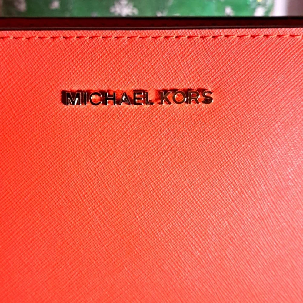 Michael Kors NWOTs Sheila Small East West Top Zip Shoulder Bag - Picture 2 of 8